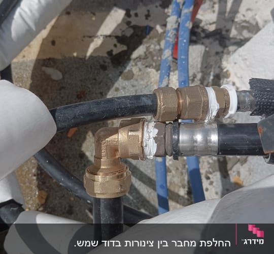 חיבורים וצינורות של דוד שמש על גג